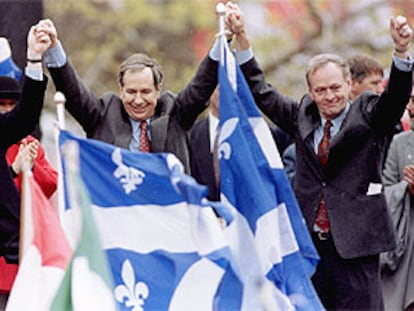 De derecha a izquierda, el primer ministro Jean Chretien, Daniel Johnson y Jean Charest durante un mitin contra la secesión de Quebec en 1995.