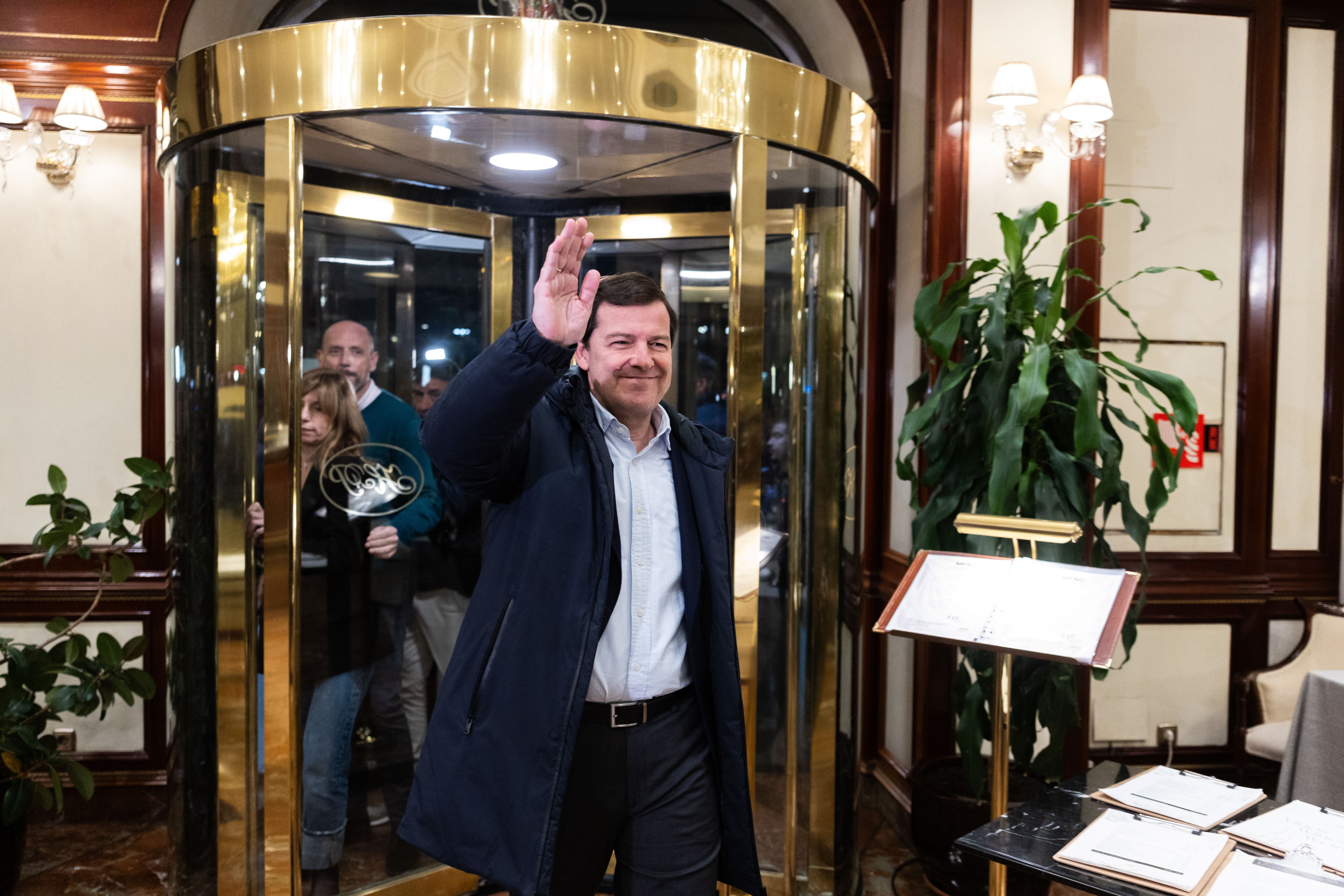 Alfonso Fernández Mañueco, a su llegada al Hotel Alameda de Salamanca esta noche.
