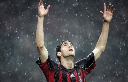 Kaká celebra un gol con la camiseta del Milan en 2007.