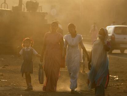 Gente caminando entre la contaminación en Mumbai