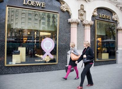 Una tienda de lujo muestra en su escaparate un lazo rosa