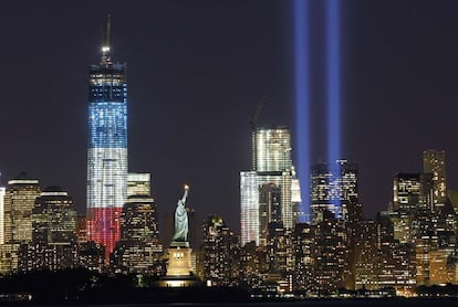 Homenaje a las víctimas del 11-S en la ciudad de Nueva York en septiembre de 2012. Unas luces iluminan el lugar exacto donde se encontraban las Torres Gemelas, un símbolo de la ciudad. Fueron destruidas por el ataque de dos aviones comerciales que los terroristas estrellaron contra ellas en 2001.