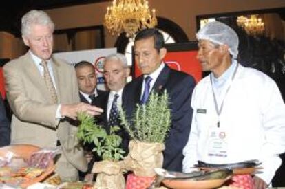 Imagen cedida por la Presidencia de Perú donde se ve al presidente de Perú, Ollanta Humala (2-d), hablando con el expresidente de EE.UU., Bill Clinton (i), durante un encuentro con productores agropecuarios este 14 de mayo, en la sede del Palacio de Gobierno en Lima (Perú).