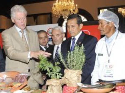 Imagen cedida por la Presidencia de Perú donde se ve al presidente de Perú, Ollanta Humala (2-d), hablando con el expresidente de EE.UU., Bill Clinton (i), durante un encuentro con productores agropecuarios este 14 de mayo, en la sede del Palacio de Gobierno en Lima (Perú).