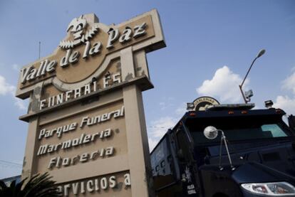 Un vehículo armado, estacionado ante una funeraria adonde se trasladaron algunos de los cadáveres hallados en la 'narcofosa' de Tamaulipas, en México.