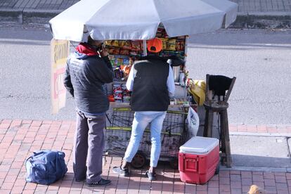 Puesto de vendedor ambulante en Bogotá.