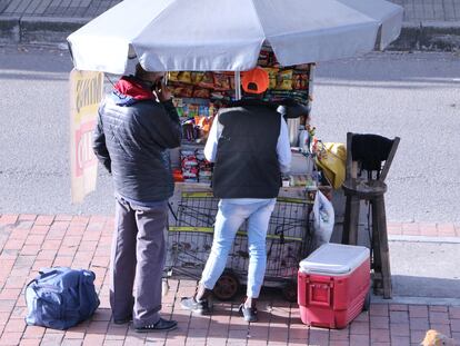 Puesto de vendedor ambulante en Bogotá.