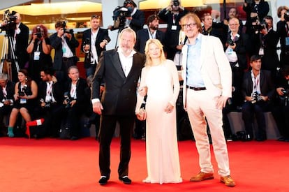 David Thewlis (derecha) y Melanie Thierry posan junto con el director Terry Gilliam.