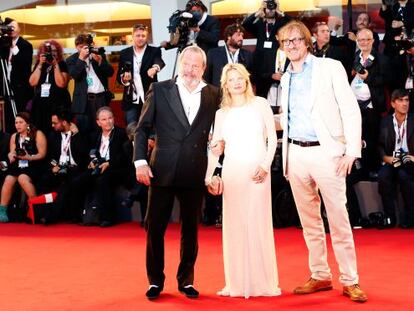 David Thewlis (derecha) y Melanie Thierry posan junto con el director Terry Gilliam.