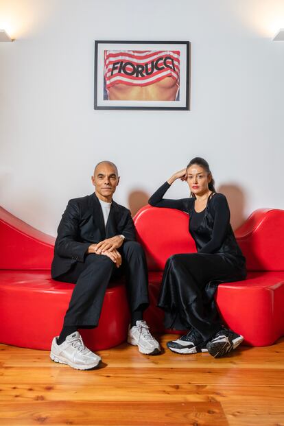 Alessandro Pisani, CEO de Fiorucci, y Francesca Murri, directora creativa, son los encargados de volver a poner en órbita el nombre de esta marca. Recuperar el enfoque holístico que hizo de la casa italiana un fenómeno social y cultural es clave. “Si cierras los ojos y piensas en el Fiorucci de ayer, todo giraba en torno a ese universo mágico que Elio creó”, dice Pisani.