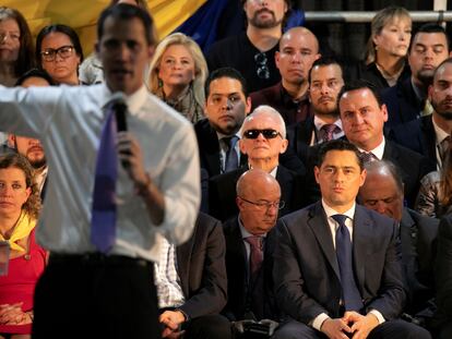 El encargado de la oposición venezolana en EE UU, Carlos Vecchio, a la derecha, observa un mitin de Juan Guaidó en Miami, el 1 de febrero de 2020.