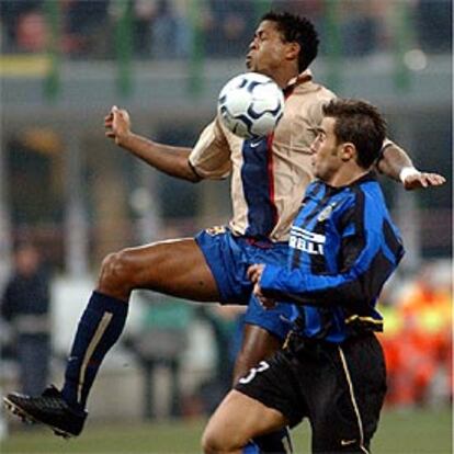 Kluivert y Cannavaro pugnan por el balón.