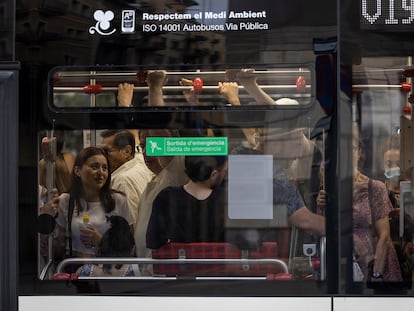 Un autobús de la línea V19 lleno de usuarios circula por Pla de Palau, el pasado agosto.