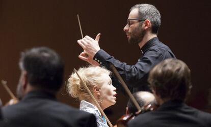 El director Dima Slobodenoiouk junto a la soprano Helena Juntunen