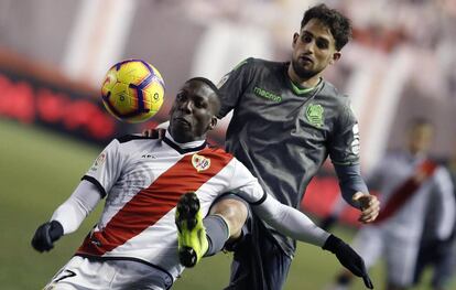 Advíncula y Januzaj pugnan por un balón.