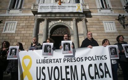 Varias personas se manifiestan frente al Palau de la Generalitat para pedir la libertad de los políticos presos, el 1 de febrero.