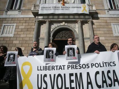Varias personas se manifiestan frente al Palau de la Generalitat para pedir la libertad de los políticos presos, el 1 de febrero.