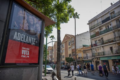 Cartel electoral del PSOE en el barrio de El Cerro del Águila, Sevilla, el jueves.