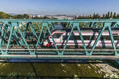 Un tren pasa por el puente que cruza el Besós.