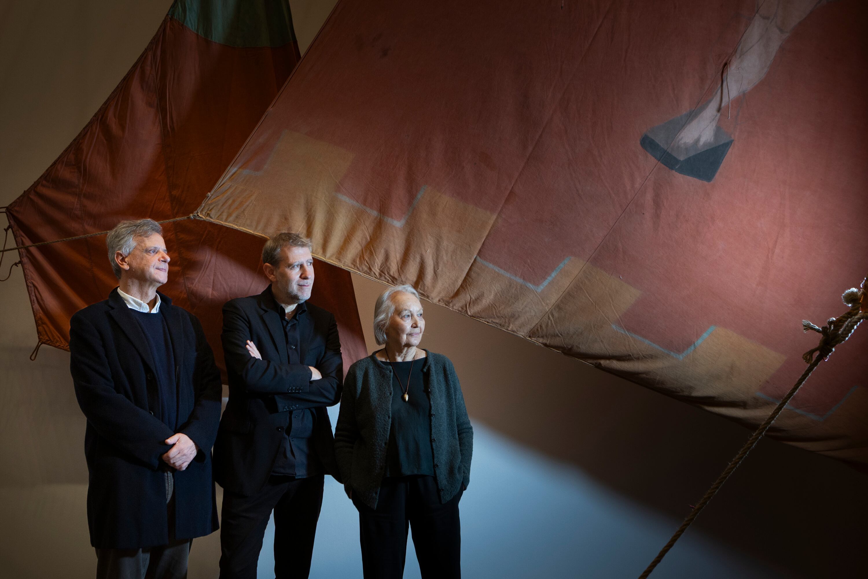 De izq a dcha: Damiano Urbani, asistente de Kounellis, David Barro, comisario de la exposición, Michelle Coudray, compañera y viuda de Kounellis.