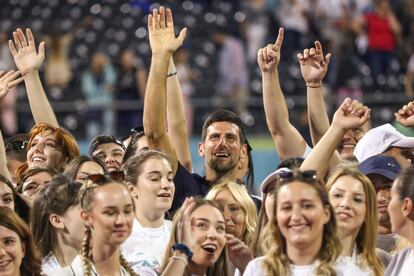 Djokovic posa con los recogepelotas del Adria Tour, en mayo.