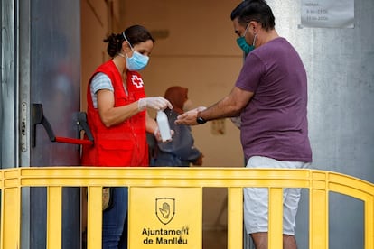 Varias personas esperan su turno para realizarse una PCR durante el cribado masivo en Manlleu este viernes.