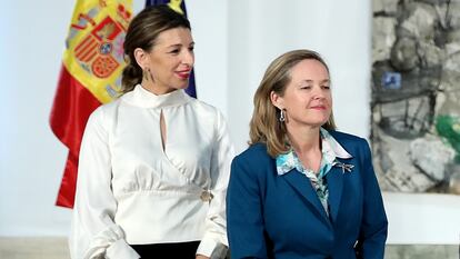 Las ministras Yolanda Díaz y Nadia Calviño, durante la firma del aumento del salario mínimo interprofesional, en el palacio de la Moncloa en 2019.