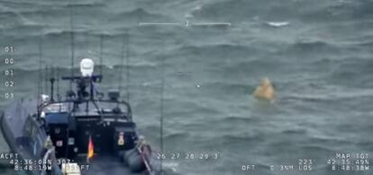 Imagen cedida por Vigilancia Aduanera del narcosubmarino, que es el pico que sobresale a la derecha. El resto está hundido.