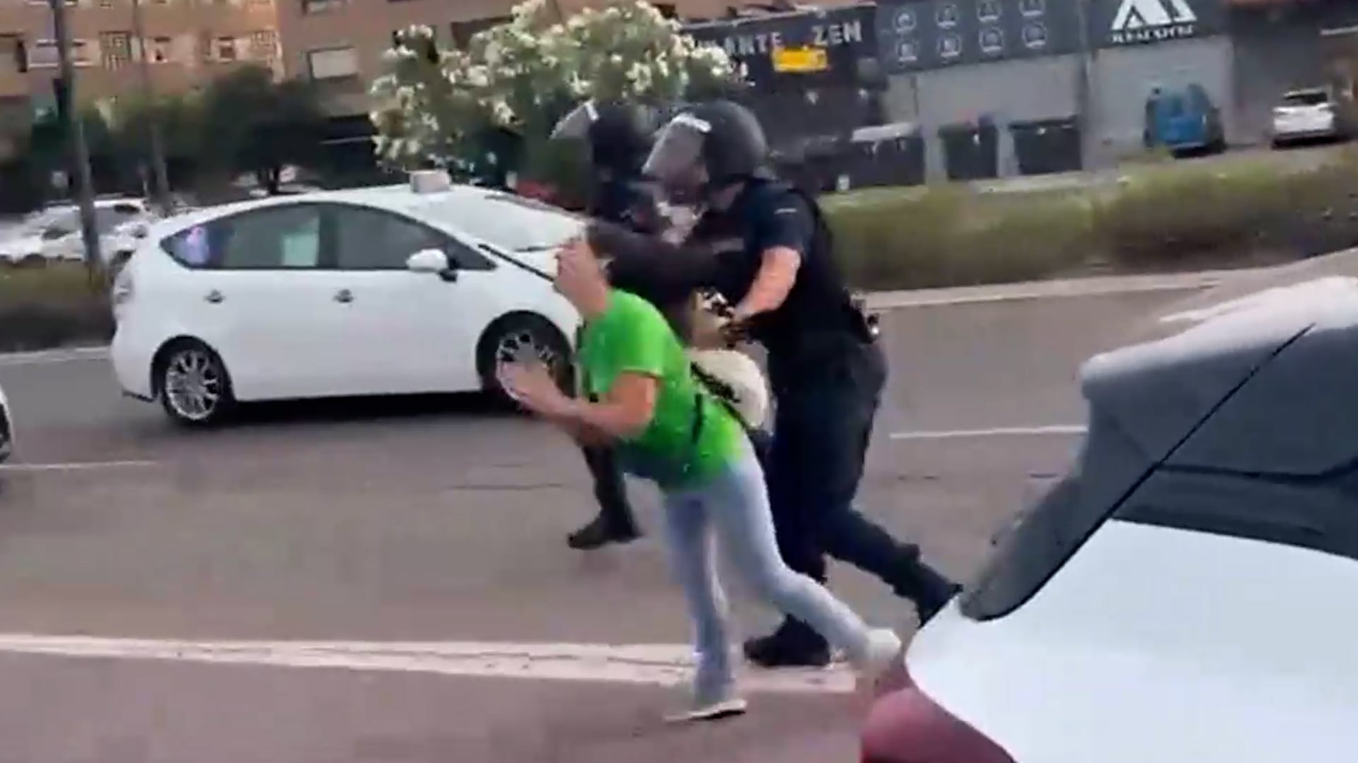 Un sindicato policial apoya a la profesora "golpeada y humillada" en Valencia que sufrió una "violencia injustificada"