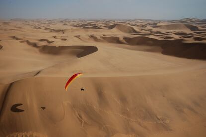 Vuelo en parapente en el desierto de Namib.