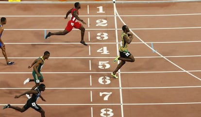 Usain Bolt cruza la línea de meta seguido de Gatlin