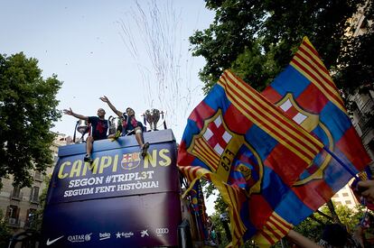 Los jugadores Mascherano y Suárez durante la celebración