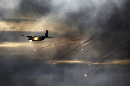 Un C-130J Super Hércules de la fuerza aérea israelí vuela durante una exhibición en una ceremonia de graduación para pilotos militares en la base aérea de Hatzerim (Israel).