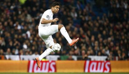 Casemiro controla la pelota.