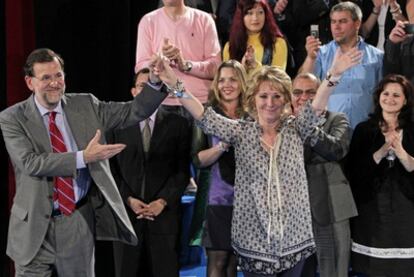 PP leader Mariano Rajoy and Esperanza Aguirre at a party rally in Alcalá de Henares last month.