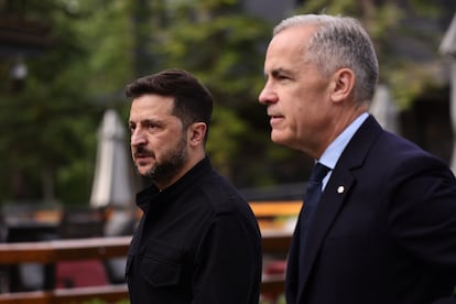 El presidente de Ucrania, Volodímir Zelenski (izquierda), y el primer ministro de Canadá, Mark Carney, en la cumbre del G-7