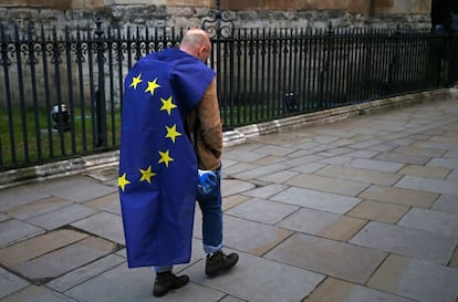 Manifestante deixa a concentração contra o 'Brexit', na terça.