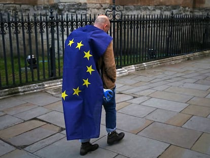 Manifestante deixa a concentração contra o 'Brexit', na terça.