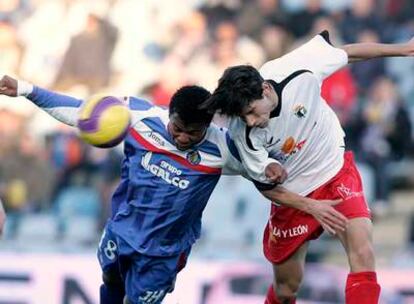 Uche, a la izquierda, y Andrés intentan cabecear un balón.