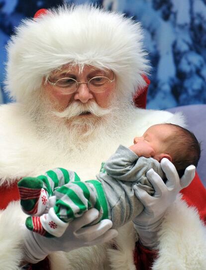 Un Papa Noel sostiene en un centro comercial de Detroit a Zachary Nicolson, un bebé de apenas una semana.