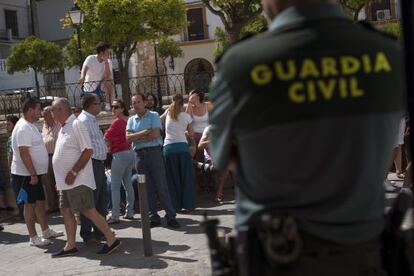 Concentración de los vecinos de Estepa, a las puertas del Ayuntamiento.