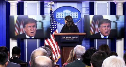 Trump interviene a distancia en una rueda de prensa. 