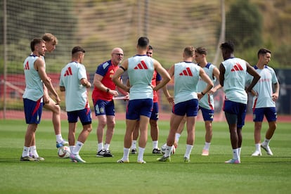 El seleccionador nacional Luis de la Fuente (4i) da instrucciones a los jugadores durante el entrenamiento del equipo este martes.