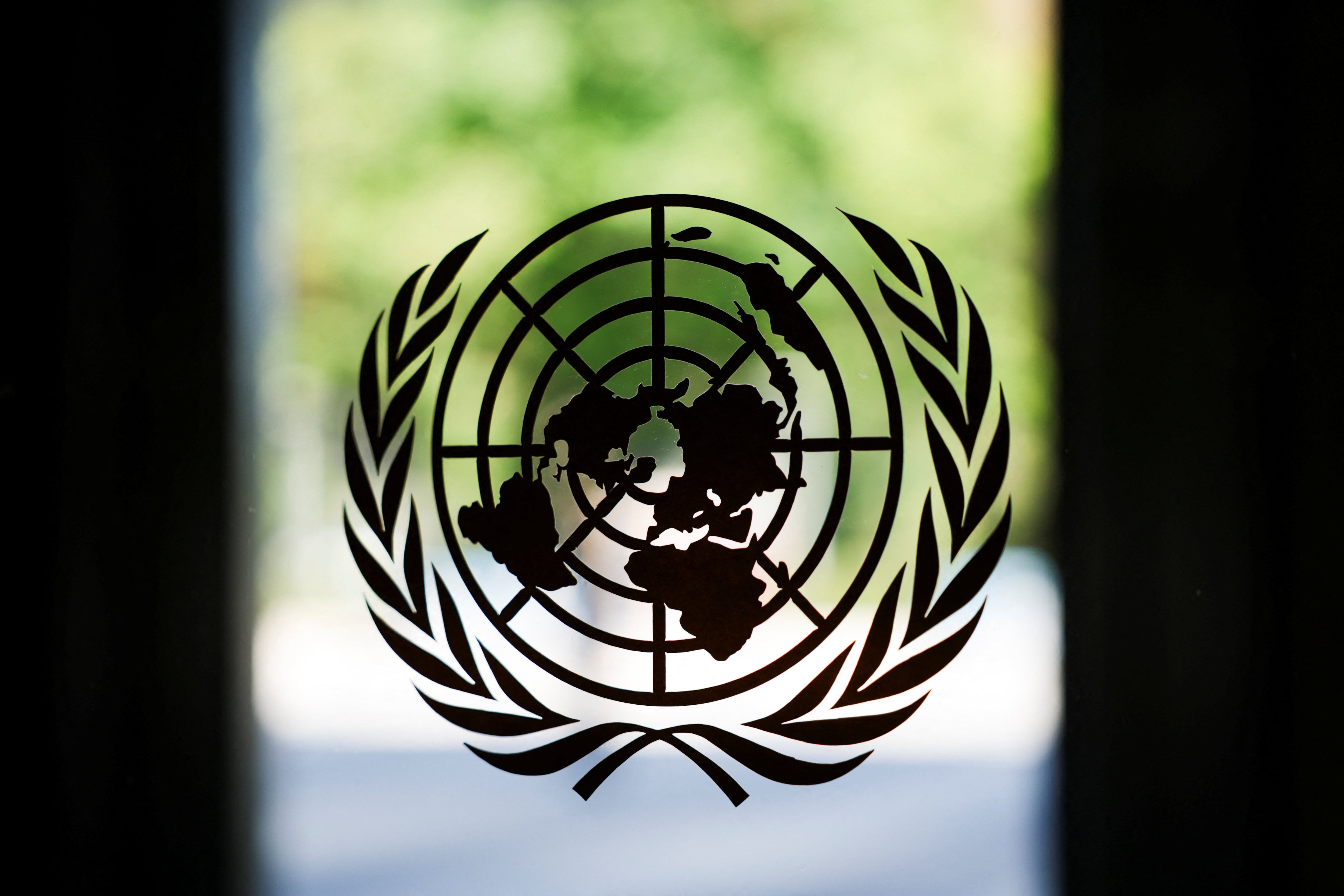 El logo de la ONU, sobre una de las ventanas de su sede en Nueva York.