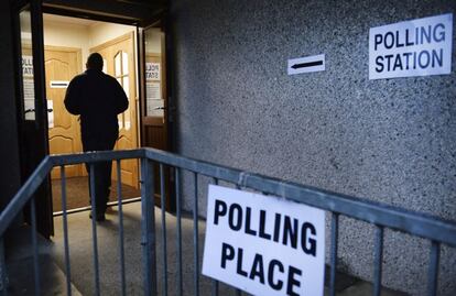 Un votante entra en un centro electoral para votar en el referéndum escocés en Strichen (Escocia).