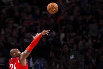Kobe Bryant (24), de los Ángeles Lakers, realiza un tiro al aire, la primera mitad del partido de las Estrellas de 2016, el 14 de febrero de 2016 en Toronto. 