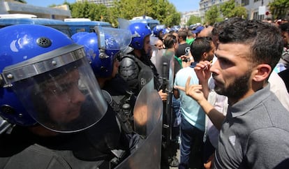 Antidisturbios argelinos aseguran la zona durante una protesta antigubernamental, el miércoles en Argel.