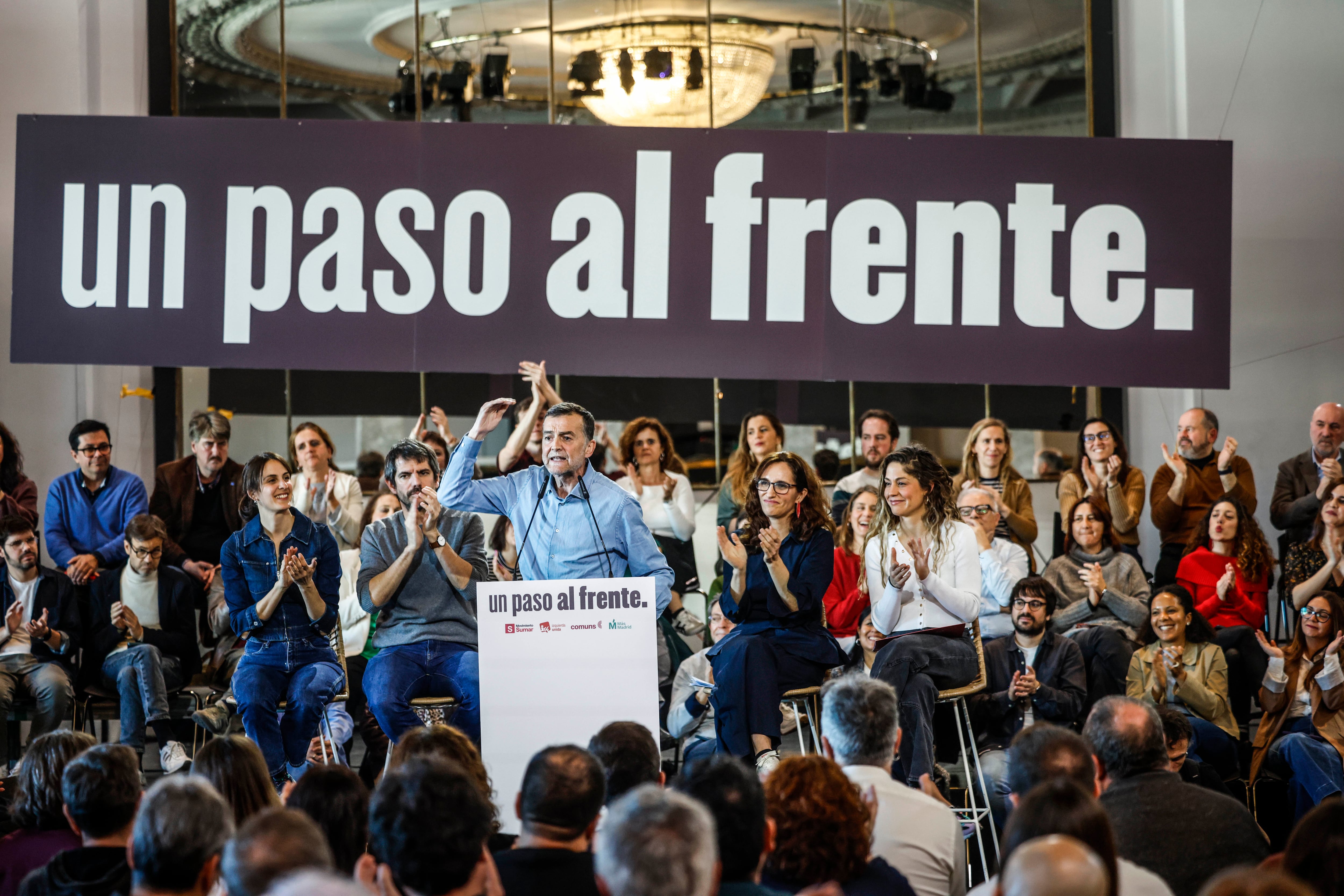 Desde la izquierda, la portavoz de Más Madrid en el Ayuntamiento de Madrid, Rita Maestre; el ministro de Cultura, Ernest Urtasun; el Coordinador Federal de Izquierda Unida , Antonio Maíllo; la ministra de Sanidad y portavoz de Más Madrid, Mónica García; la coordinadora de Sumar, Lara Hernández, durante la presentación de la nueva coalición entre Movimiento Sumar, IU, Más Madrid y los comunes para las próximas elecciones generales bajo el lema
