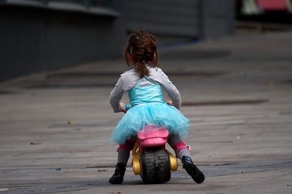 Una niña en una calle de Madrid, este domingo.