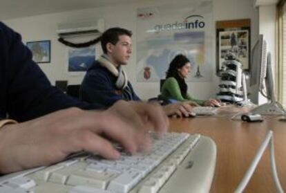 Estudiantes en un centro Guadalinfo.